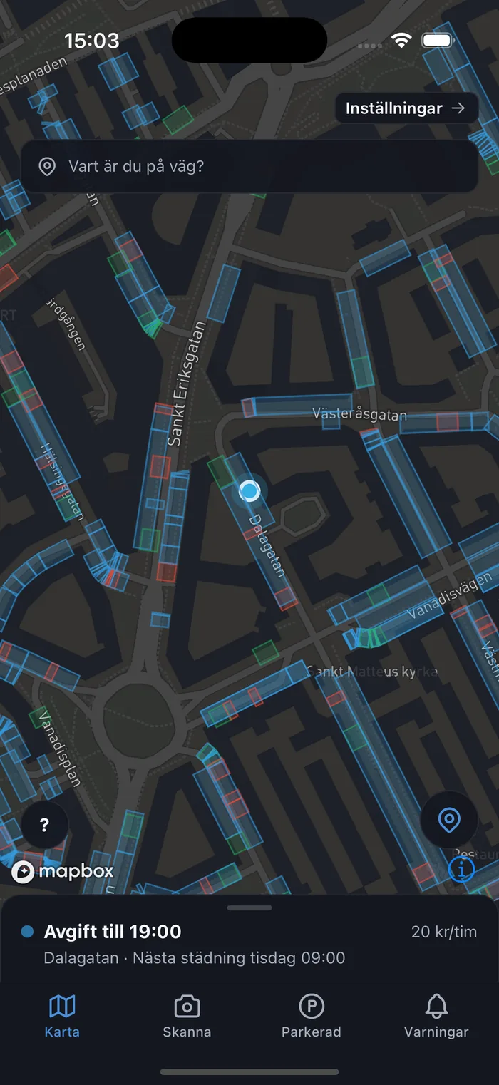 Kartan i Parkera vid Dalagatan en fredag eftermiddag: gatorna färgade efter vad som gäller nu, mest betalzoner, och panelen längst ner som säger Avgift till 19:00, 20 kr i timmen, och nästa städning tisdag 09:00.